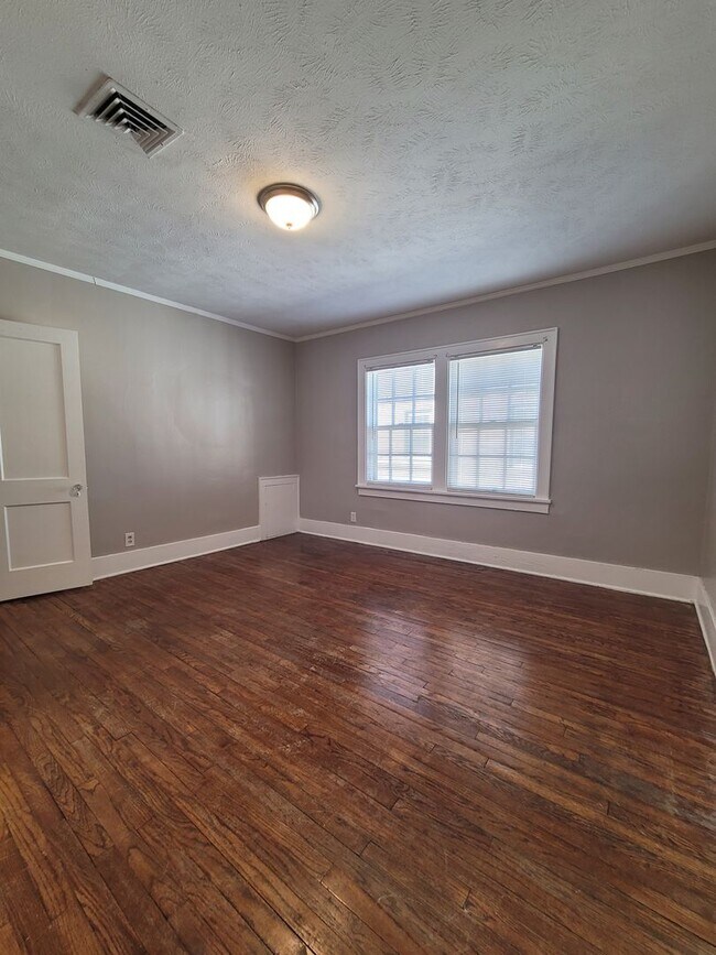 Building Photo - Spacious Blackstone Three Bedroom Available Now!