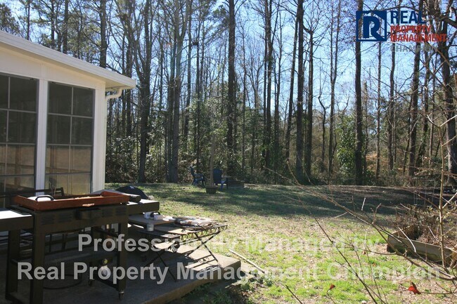 Building Photo - 3 BD/2 BA Home with Fenced Yard & Attached Garage