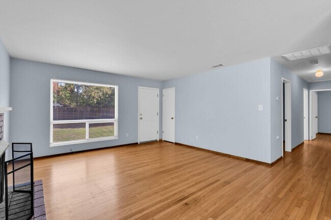 Building Photo - 5 bedrooms. Remodeled.Get ½ Off Your First Month’s Rent! Sign a lease and move in within 30 days—...