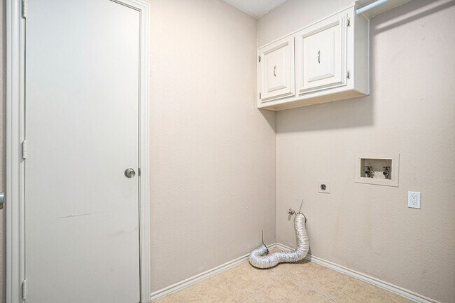 Building Photo - 802 Pebblebrook Dr