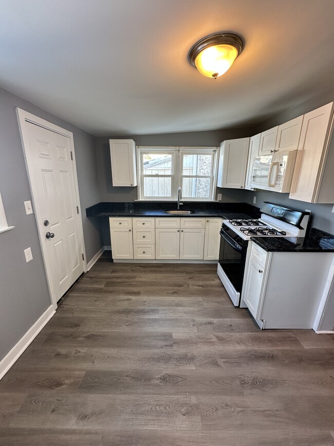 Building Photo - 218 W 5th St