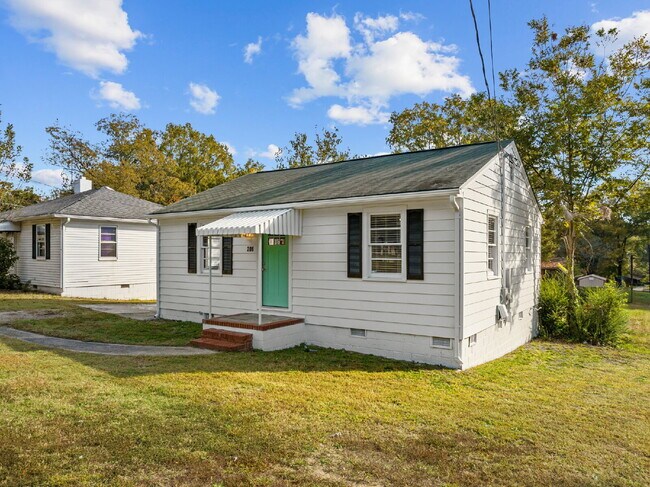 Building Photo - "2-Bed Bungalow with Granite Touches & Gleaming Hardwoods in Durham!"