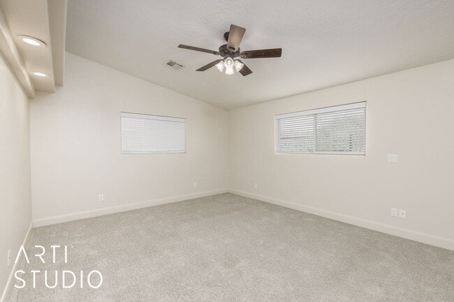 Building Photo - Updated 4 Bedroom 2 Bathroom Home in Washi...