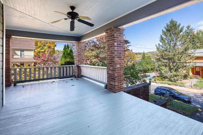 Building Photo - Charming Craftsman Home in Montford