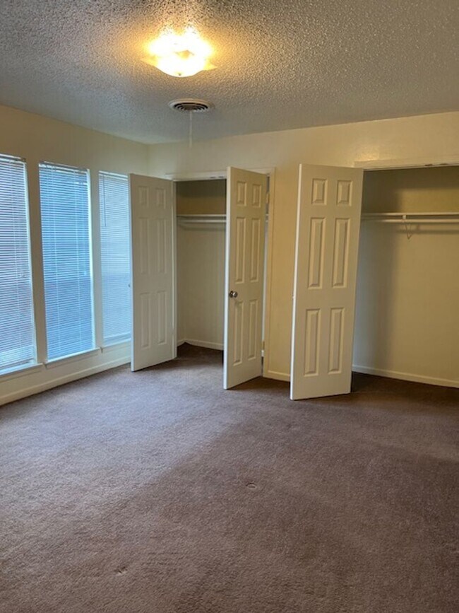 Building Photo - 2 bed 1 bath Duplex in Georgetown
