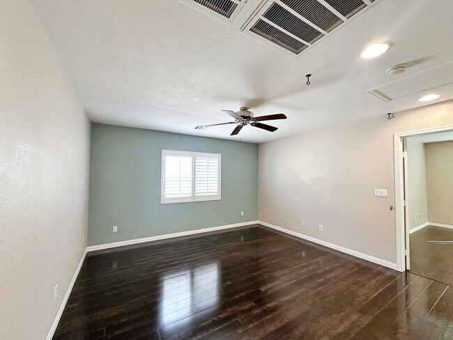 Building Photo - 3 Primary Bedrooms + Loft in Mountain's Ed...