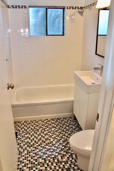 Middle floor guest bathroom - 10249 33rd Ave sw