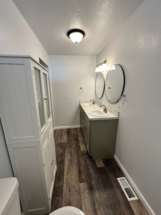 Building Photo - 3 Bedroom 2 Bath Home in Suburbs