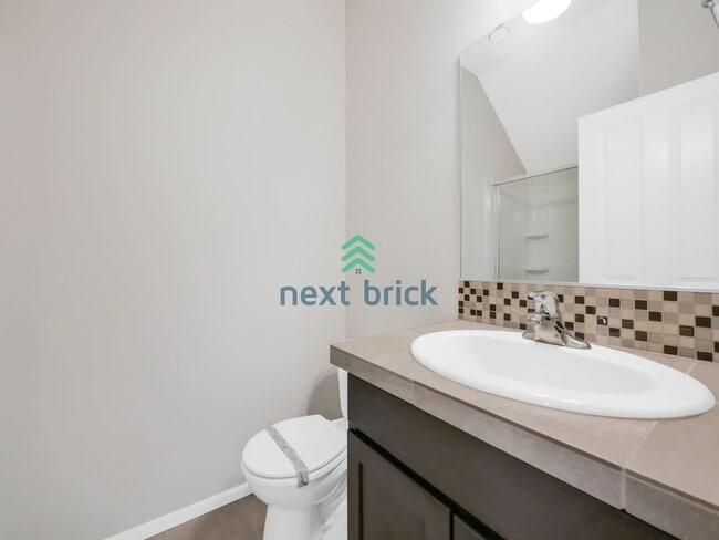 Building Photo - 5 Bed 3 Bath Single-Family Home Available ...