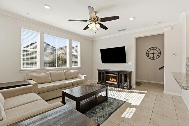 Building Photo - Beautiful 3 Bedroom, 2.5 Bathroom For Rent in West Roseville!