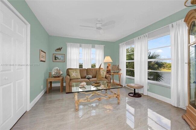 Building Photo - 2751 N Palm Aire Dr