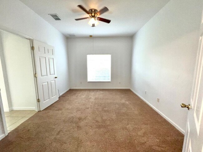Building Photo - Remodeled Kitchen!! Wonderful Avalon Park-...