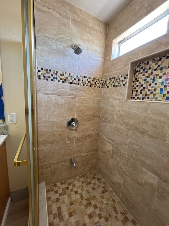 Building Photo - Experience luxurious living in this stunning 4-bedroom, 2.5-bathroom house