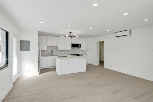 Building Photo - 840 SE 22nd Ave