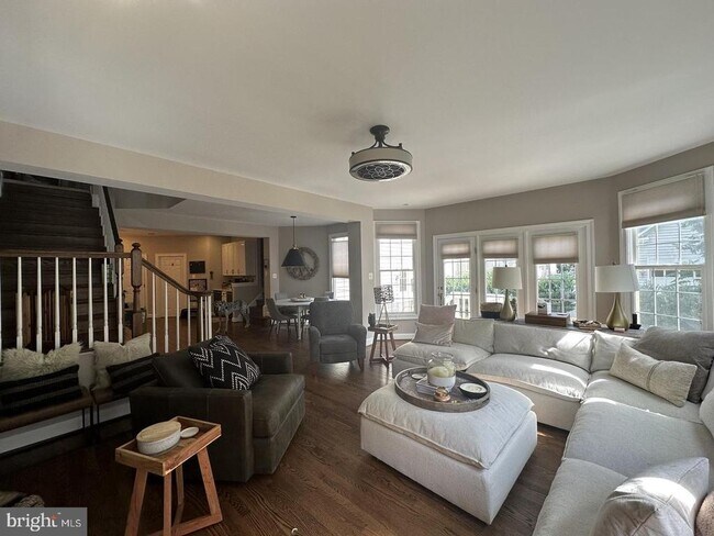 Building Photo - 306 Pure Spring Crescent