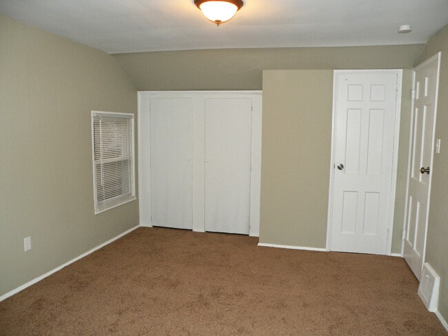 Building Photo - Renovated 3 Bedroom Colonial!