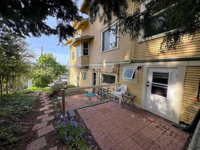 Building Photo - Studio apartment near WWU!