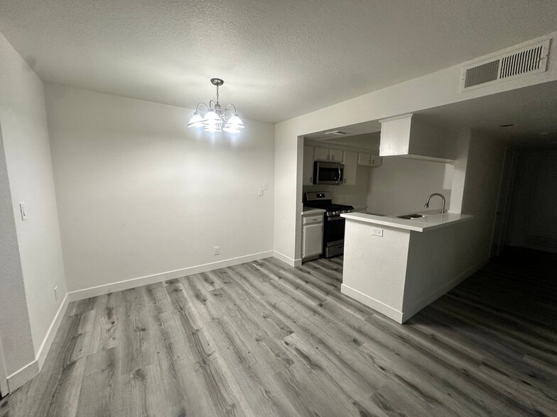 Building Photo - 15009 Moorpark St