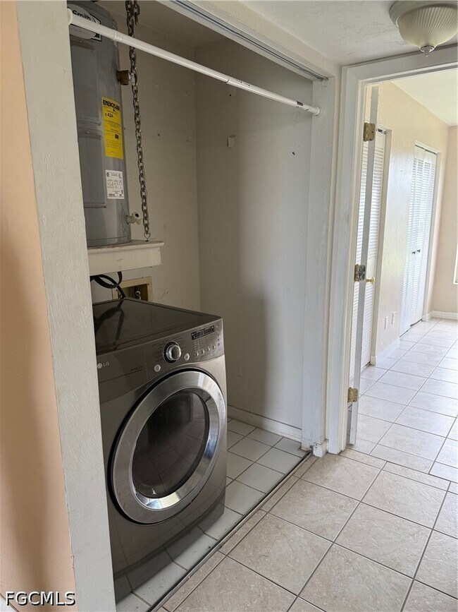 Building Photo - 1131 S Loop Blvd