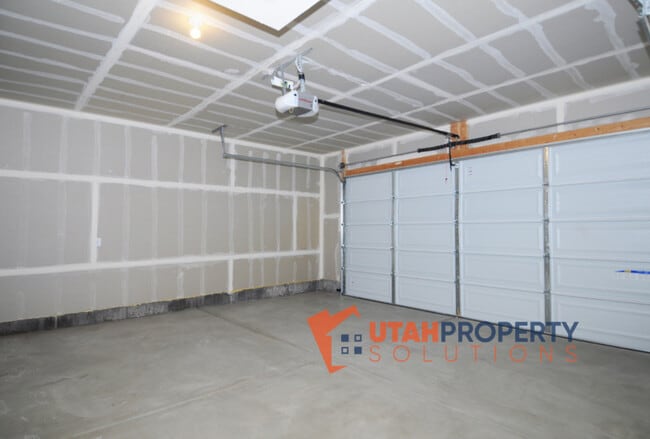 Building Photo - 1042 W 430 S