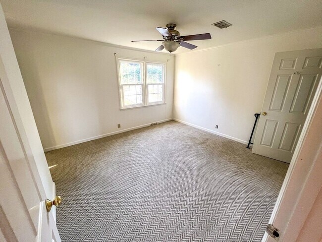 Building Photo - 1716 Linden Ave