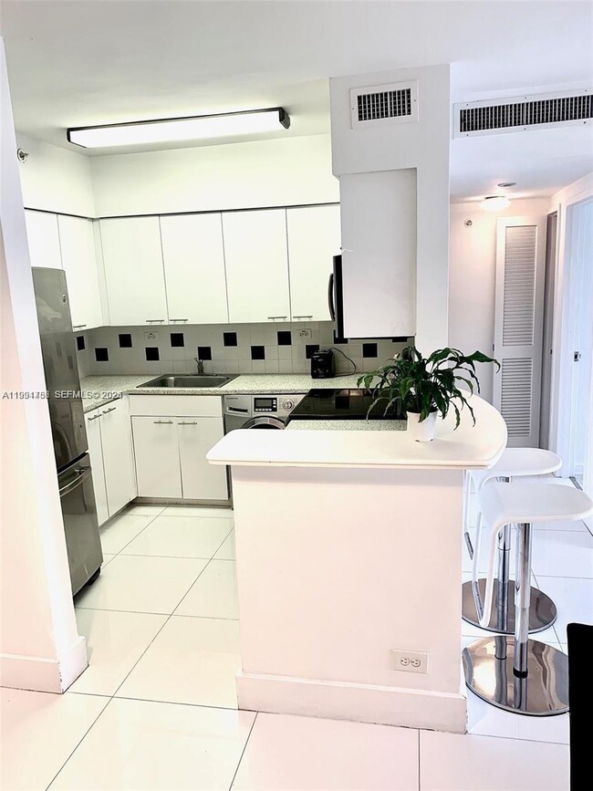 Building Photo - 1500 Bay Rd