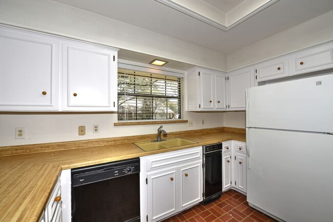 Building Photo - Lovely garden home in great location