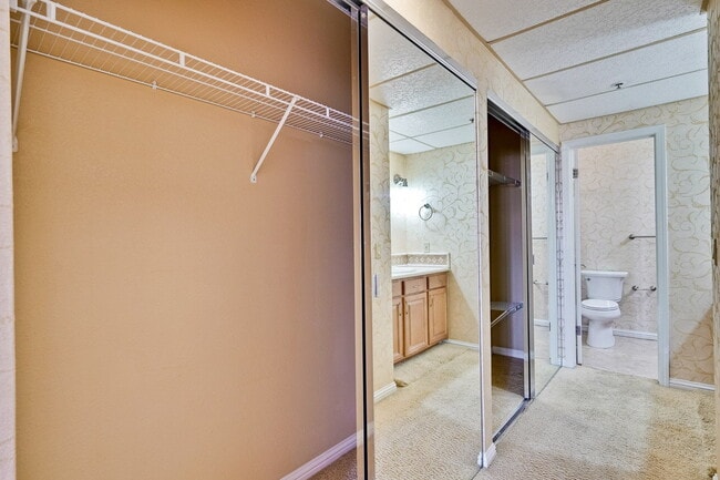 Building Photo - Large, Comfy 2BR, 2BA Condo with Convenient Location