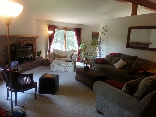 Building Photo - 3 Bd/2 Ba Spacious home on Sunnyside Hill!