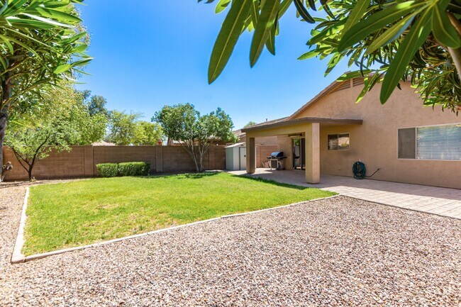 Building Photo - Stunning 3 Bed/2 Bath Home in Gated Commun...