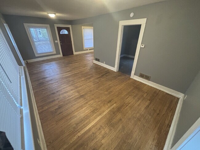 Building Photo - "Charming 2-Bed Duplex Gem in Grand Rapids – Perfect Location on Quarry Ave!"