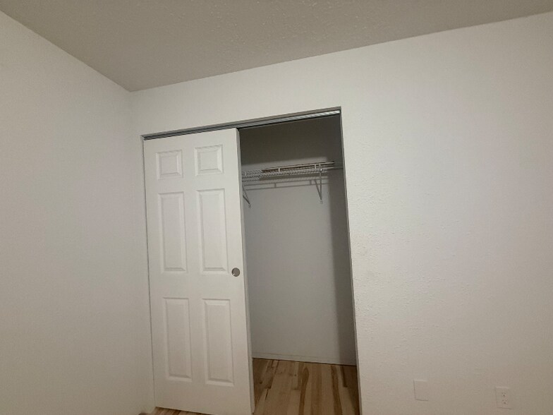 Building Photo - 1565 N Summit Rd