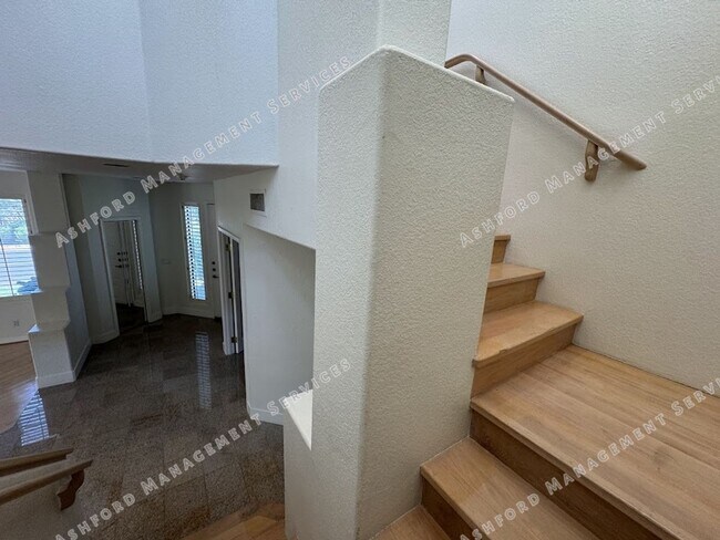Building Photo - BEAUTIFUL 3 BEDROOM 3 BATHROOM HOME IN GAI...