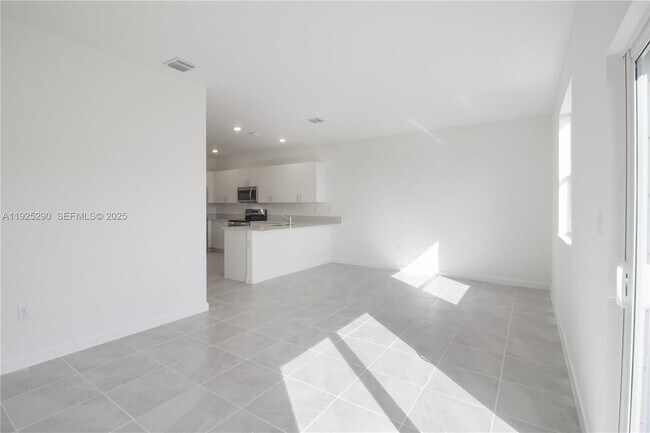 Building Photo - 2747 SE 25th Ave