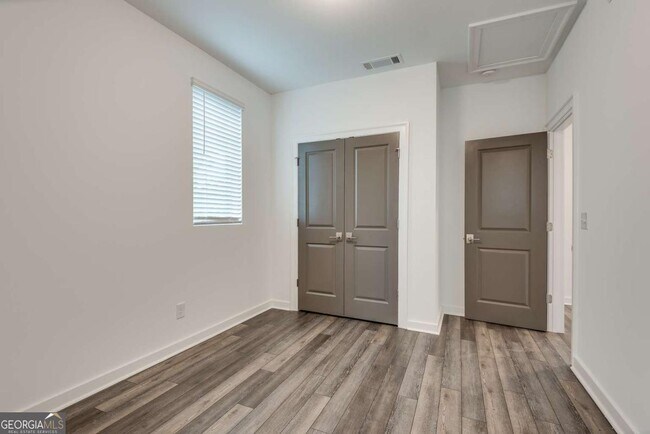 Building Photo - 513 Burton Dr