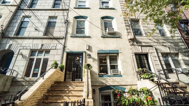 Building Photo - 134 Garden St