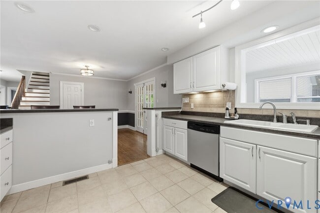 Building Photo - 7603 S Pinehill Dr