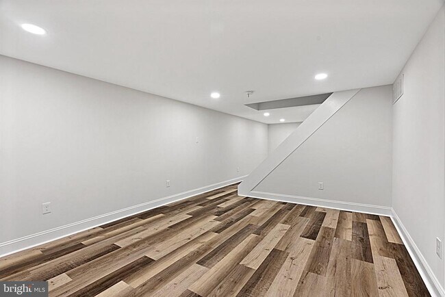 Building Photo - 409 Maiden Ln