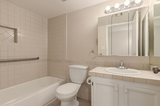 Building Photo - Charming 1 Bed, 1 Bath Townhome with Views...