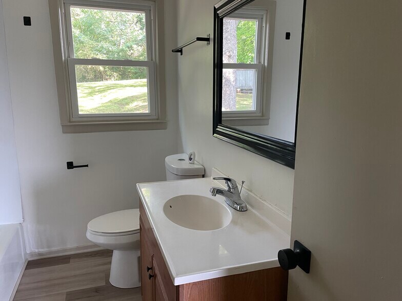 Building Photo - 1408 Bluebird Dr