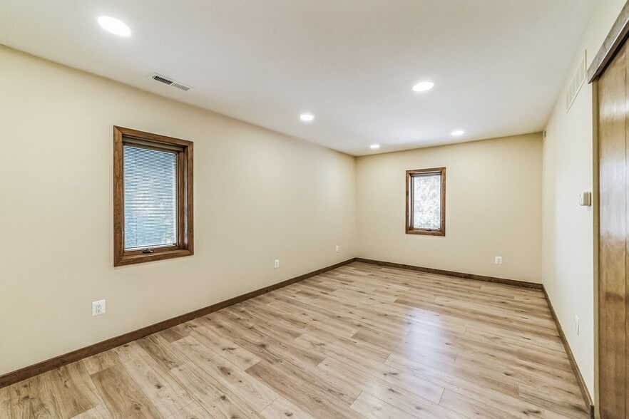Building Photo - 468 Long Ln