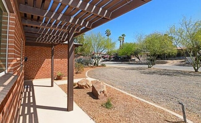 Building Photo - Charming Sam Hughes Brick Home with large ...