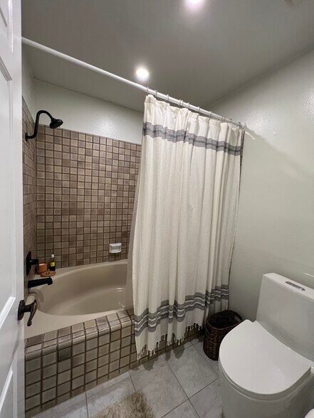 master bathtub and shower - 511 N Jackson St