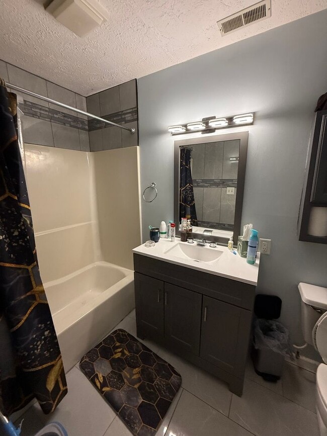 Building Photo - Furnished 2-Bedroom Condo at Eagle Pointe