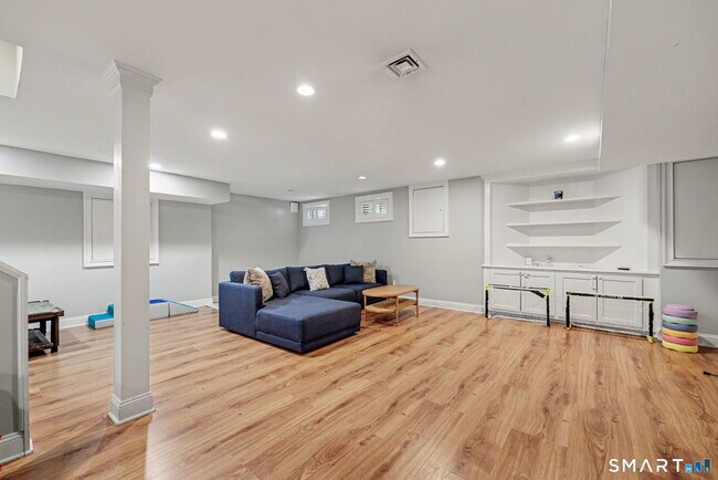 Building Photo - 4 Sickle Bar Ln
