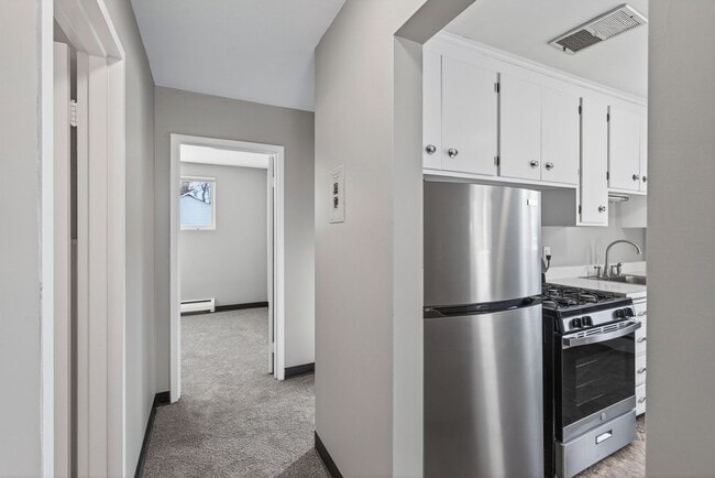 Building Photo - Spacious 2BR/1Bath Available Now!