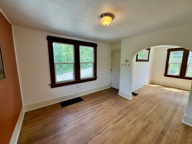 Building Photo - 309 Bellevue Rd