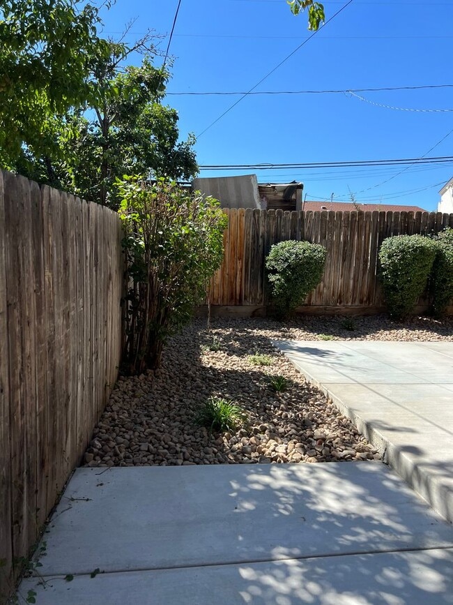 Building Photo - 1 bed/ 1 bath with laundry near UNR
