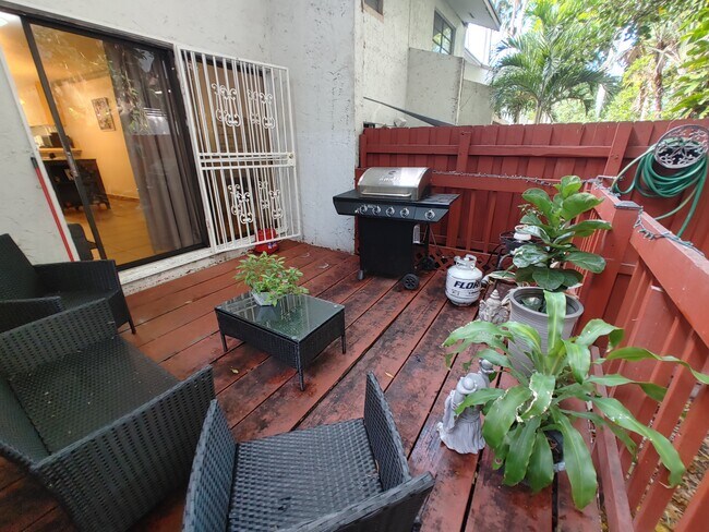 Building Photo - 1901 NW S River Dr