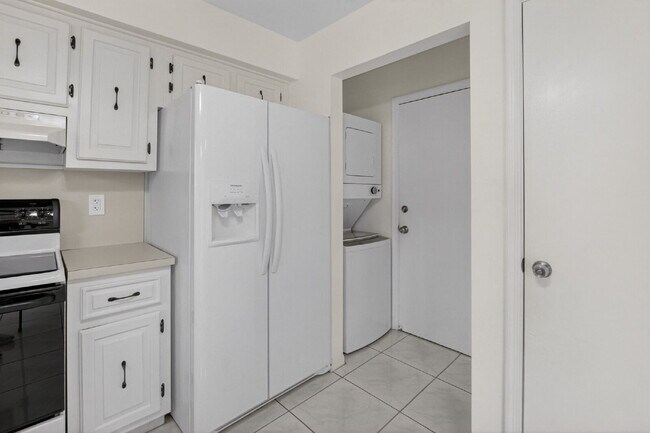Building Photo - "Spacious 2-Bed, 2-Bath Boynton Beach Gem with Modern Granite Elegance – 1400 Sq Ft!"